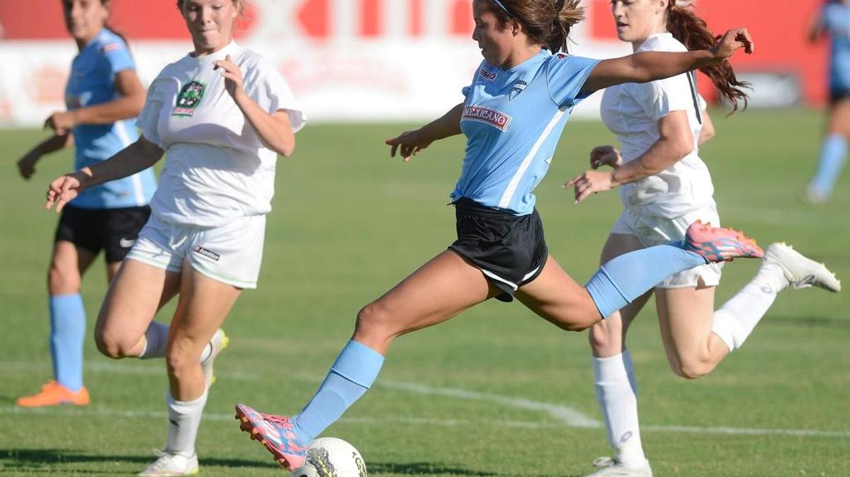 Fresno Freeze forward Caitlyn Kreutz takes a shot against the West Coast Wildcatz in a June 2015 match. The Freeze begins the 2016 campaign at 5 p.m. Saturday against the San Francisco Nighthawks at Chukchansi Park.
