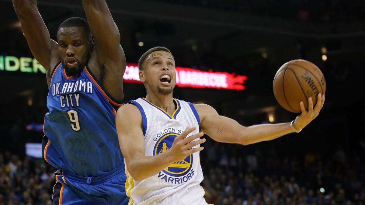 The Warriors’ Stephen Curry (30) scores past Oklahoma City Thunder’s Serge Ibaka (9) on Thursday, March 3, 2016, in Oakland, Calif. Golden State won 121-106.