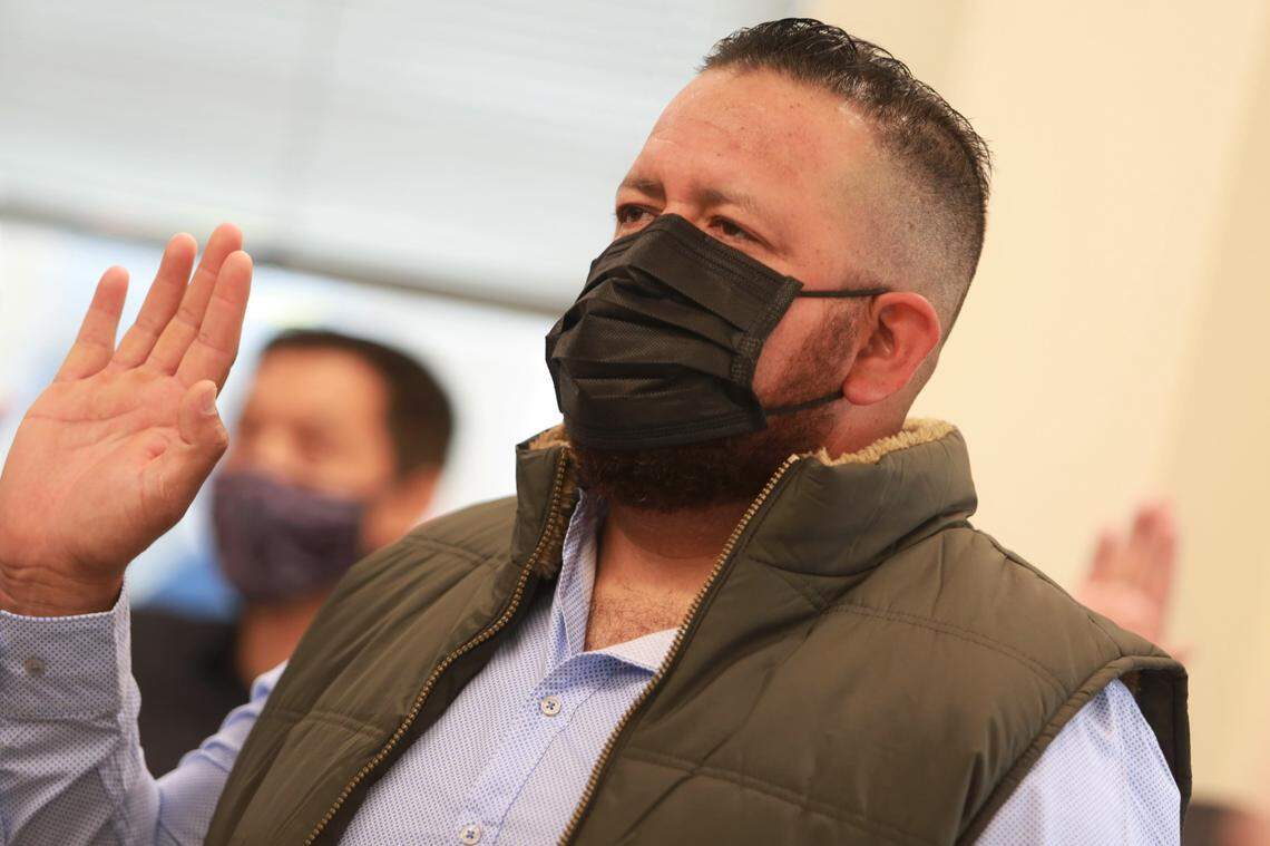 Martin Mondragón, quién es originario de Uruapan, Michoacán, México, tomó juramento a la bandera de los Estados Unidos el jueves (19 de noviembre) en la oficia del Servicio de Ciudadanía e Inmigración de Estados Unidos (USCIS) en Fresno.