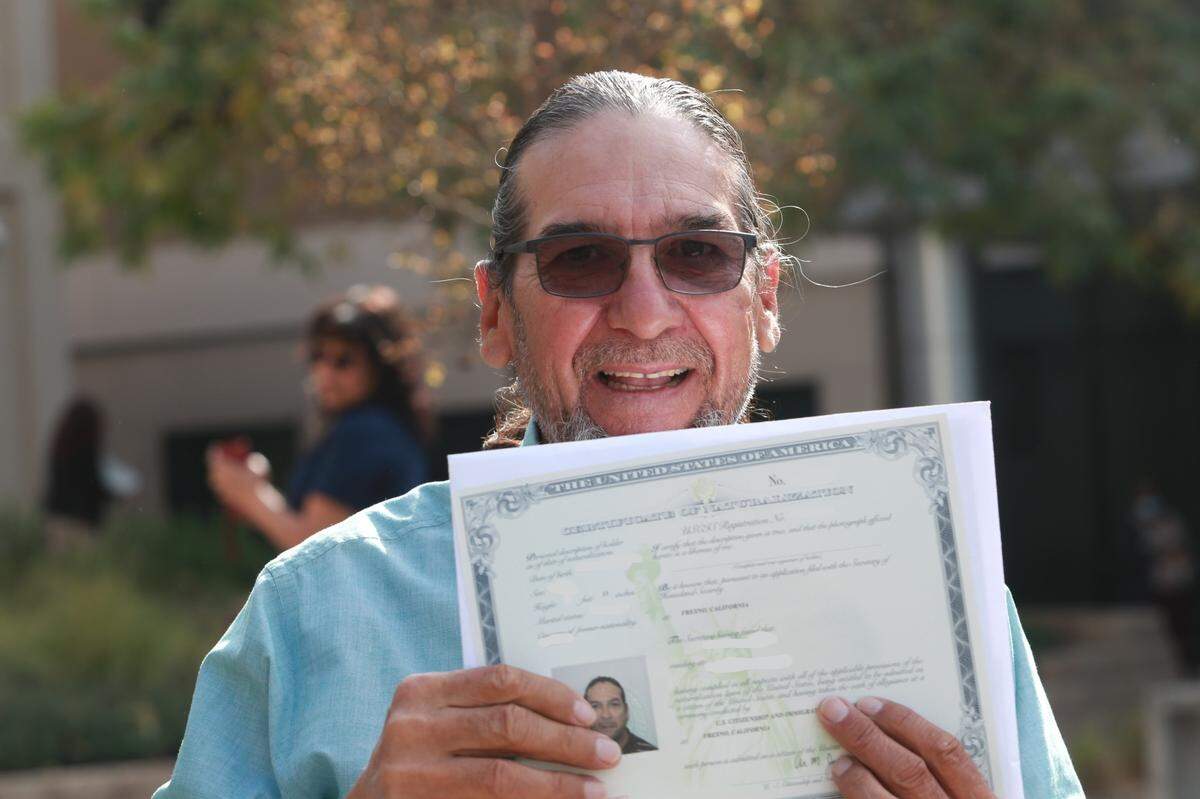 Raúl Vidal, quien es originario de Ruiz, Nayarit, México y actualmente vive en Woodlake en el condado de Tulare, fue una de las 111 personas provenientes de 27 países que tomaron juramento a la bandera de los Estados Unidos la mañana del jueves, 17 de marzo en las oficinas del Servicio de Ciudadanía e Inmigración de Estados Unidos en Fresno.