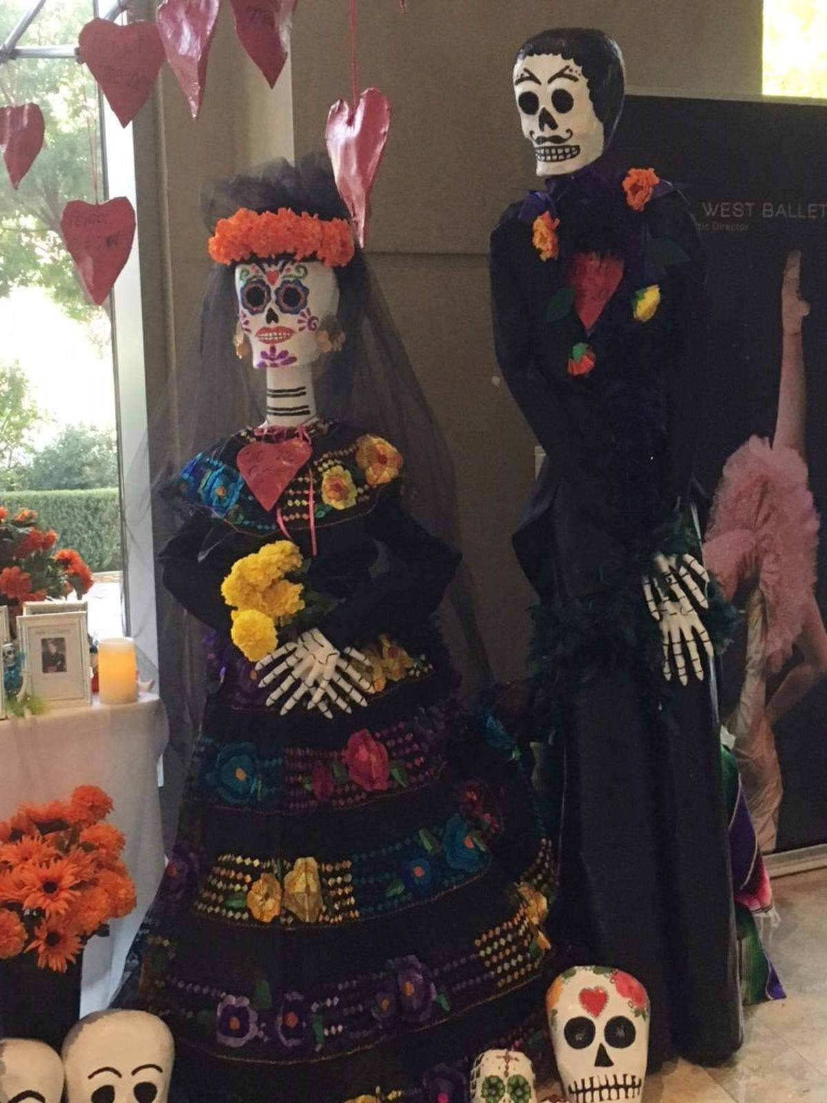 Los que vayan a ver el altar van a poder ver este par de catrinas grandes.