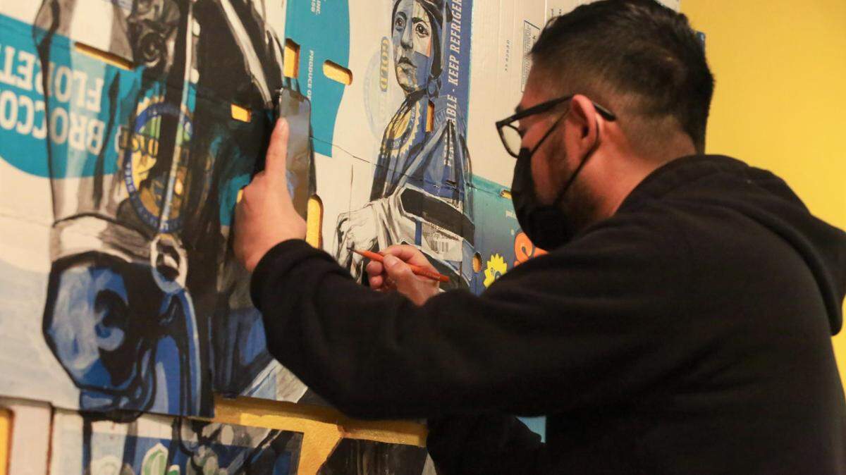 El artista de origen zapoteco Narsiso Martínez el 17 de febrero trabajando en la obra de arte que estará en exposición como parte de ‘Boom Oaxaca: Conversaciones de Campo a Campo’ en Arte Américas Casa de la Cultura en Fresno. La exposición incluye dos obras creadas por Martínez especialmente con el enfoque a las comunidades en el Valle Central.