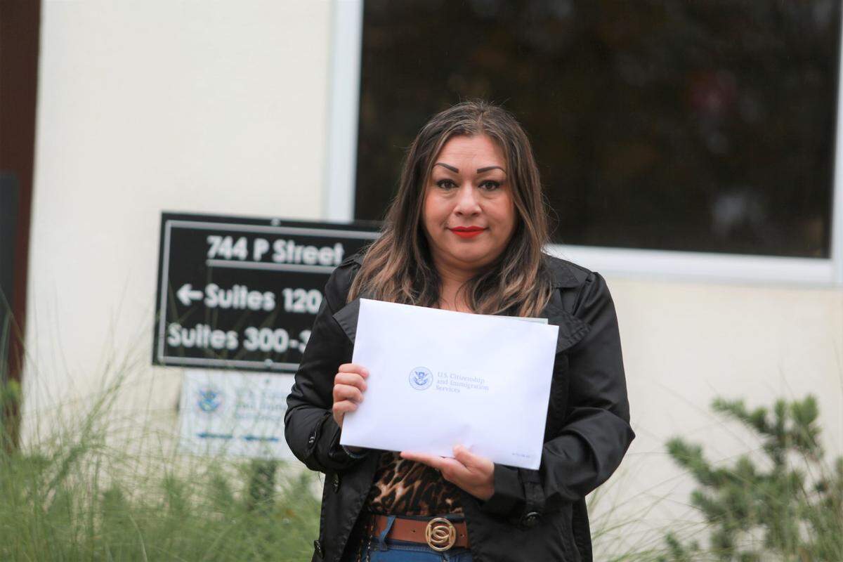 Cecilia Arreola, de 38 años, y originaria del estado de Guerrero en México fue uno de los 153 residentes del Valle Central provenientes de 24 países que tomaron juramento a la bandera de los Estados Unidos durante una de las pequeñas ceremonias programadas el 16 de diciembre en la Oficina del Servicio de Ciudadanía e Inmigración de Estados Unidos (USCIS) en Fresno.