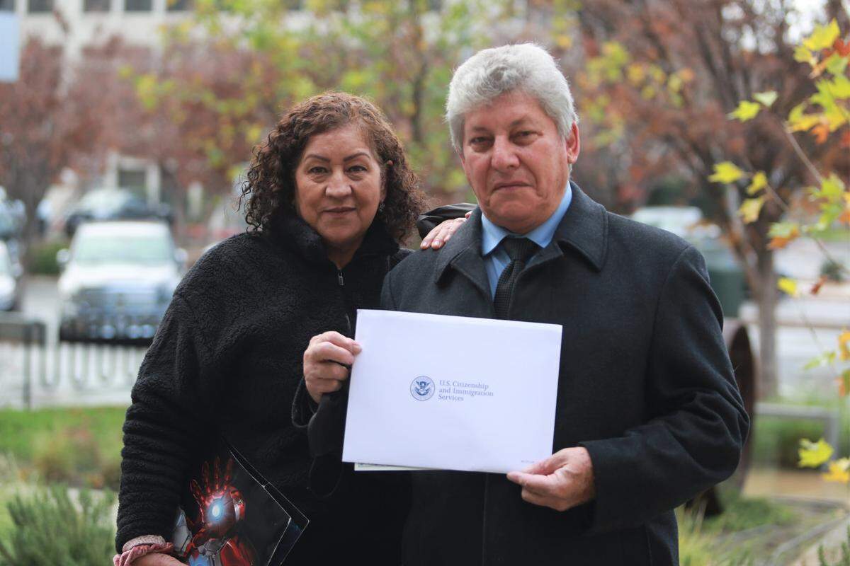 José de Jesús Ordaz Higareda, derecha, fue uno de los 153 residentes del Valle Central provenientes de 24 países que tomaron juramento a la bandera de los Estados Unidos durante una de las pequeñas ceremonias programadas el 16 de diciembre en la Oficina del Servicio de Ciudadanía e Inmigración de Estados Unidos (USCIS) en Fresno. Ordaz Higareda junto a su esposa Carmen Amezcua.