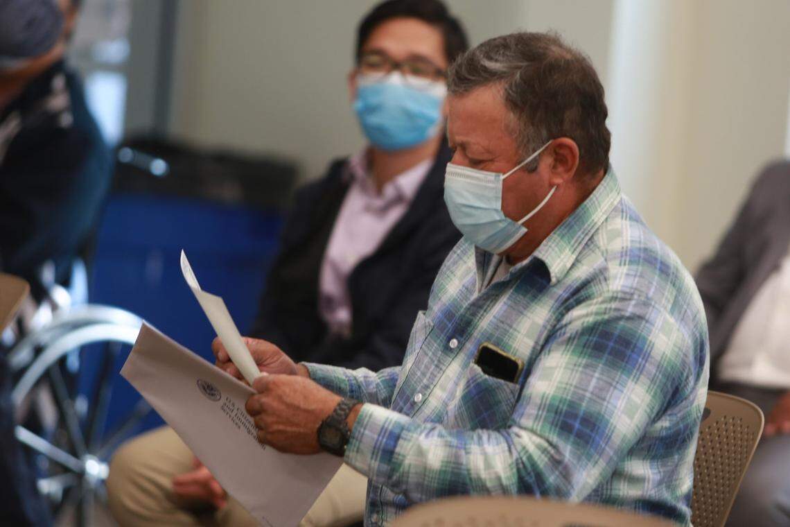 Felipe Castañeda, originario de de Magdalena, Jalisco México, tomó juramento a la bandera de los Estados Unidos el jueves (19 de noviembre) en la oficia del Servicio de Ciudadanía e Inmigración de Estados Unidos (USCIS) en Fresno.