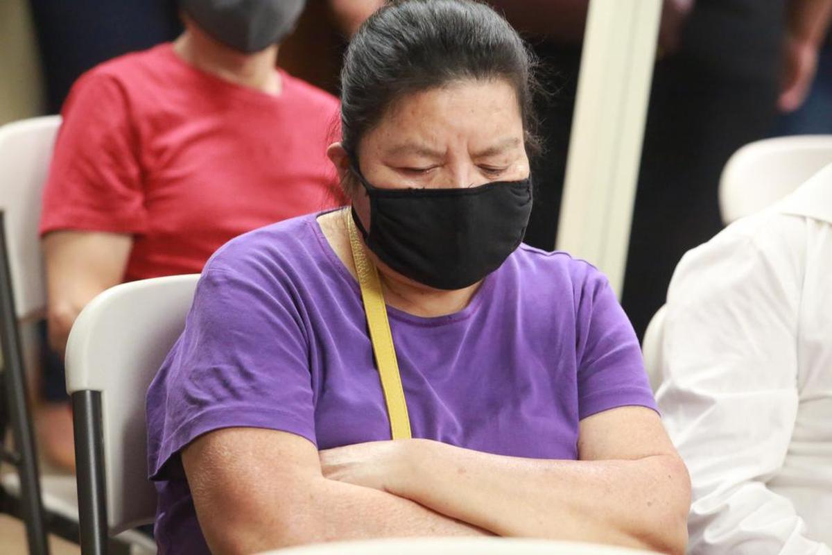 Lorenza Cortez Barrera, durante la Clínica Sierra Vista el martes 27 de julio de 2021 por la mañana en Fresno, CA. Barrera, de 63 años, es ciega y depende de su esposo Eleuterio Mexicano González, de 68 años, para que la cuide en el hogar.