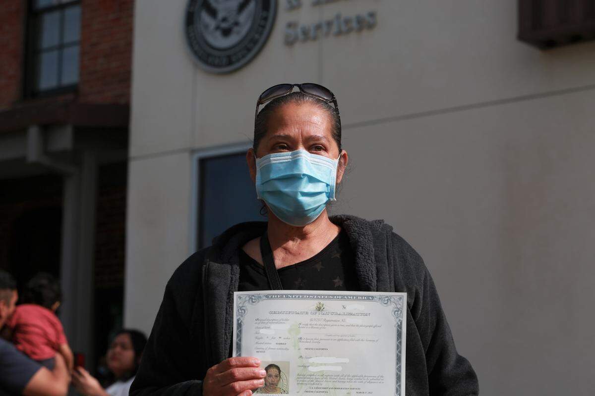 Bertha Castillo de Ceballos, quien es originaria de Guadalajara, Jalisco, México, fue una de las 111 personas provenientes de 27 países que tomaron juramento a la bandera de los Estados Unidos la mañana del jueves, 17 de marzo en las oficinas del Servicio de Ciudadanía e Inmigración de Estados Unidos en Fresno.