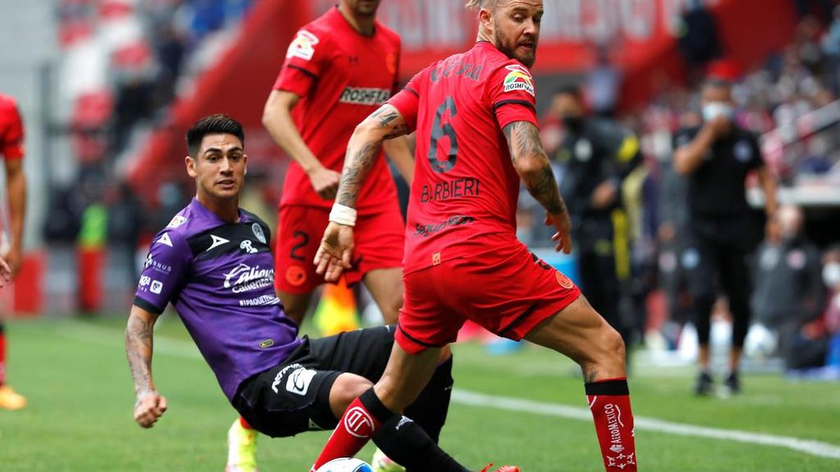 El jugador Miguel Barbieri (d) de Toluca disputa el balón con Iván Moreno (i) de Mazatlán FC, durante un partido de la jornada 5 del torneo Apertura 2021 de la Liga MX en el estadio Nemesio Diez, en la Ciudad de Toluca, Estado de México.