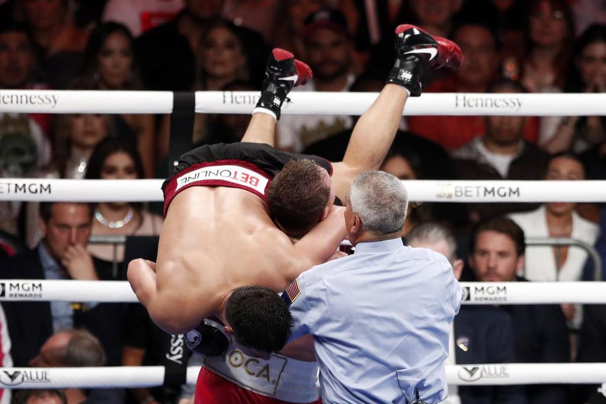 Saúl ‘Canelo’ Álvarez de México levanta a Dmitry Bivol de Rusia durante su pelea por el título del campeonato mundial de peso súper semipesado de la AMB de 12 asaltos en el T-Mobile Arena en Las Vegas.