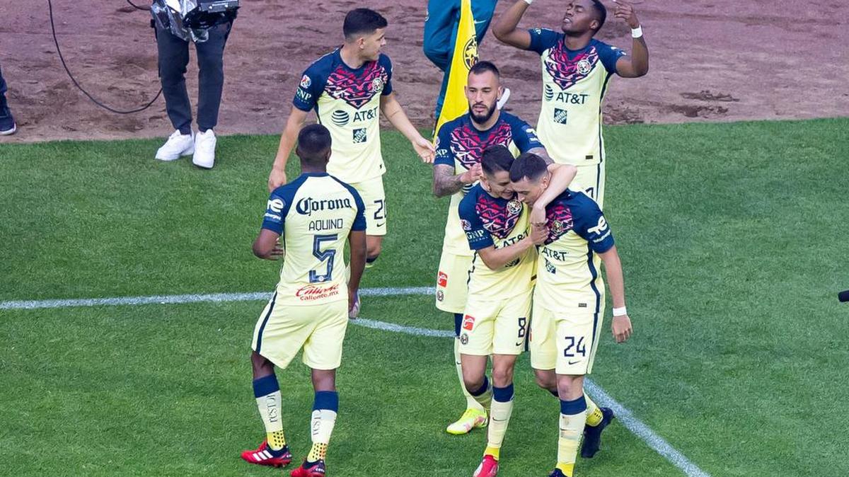 El equipo América festeja el gol anotado hoy, durante un partido de la jornada 6 del torneo Apertura 2021 de la Liga MX en el estadio Azteca, en la Ciudad de México.