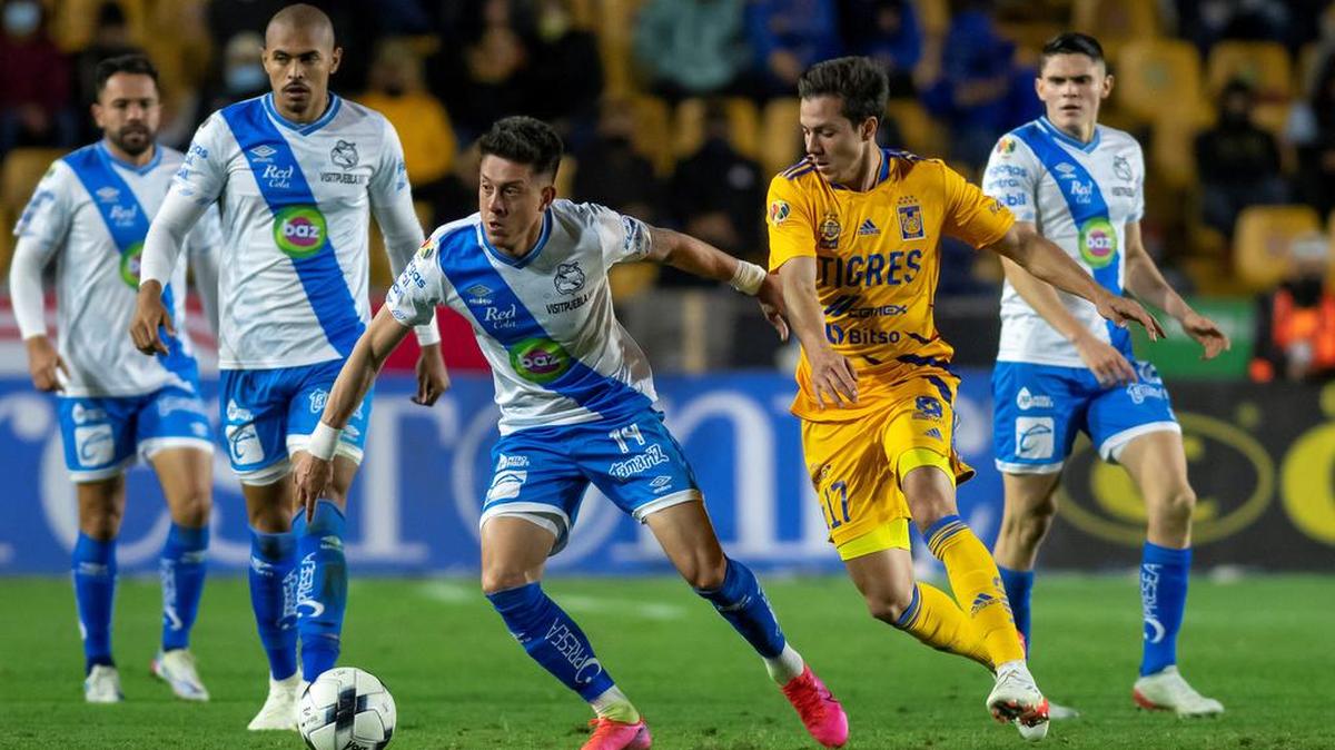 Sebastian Córdoba (d) de Tigres de UANL disputa el balón con Pablo Parra (i) de Puebla hoy, durante un partido correspondiente a la jornada 2 del Torneo Clausura 2022 celebrado en el estadio Universitario de la ciudad de Monterrey.