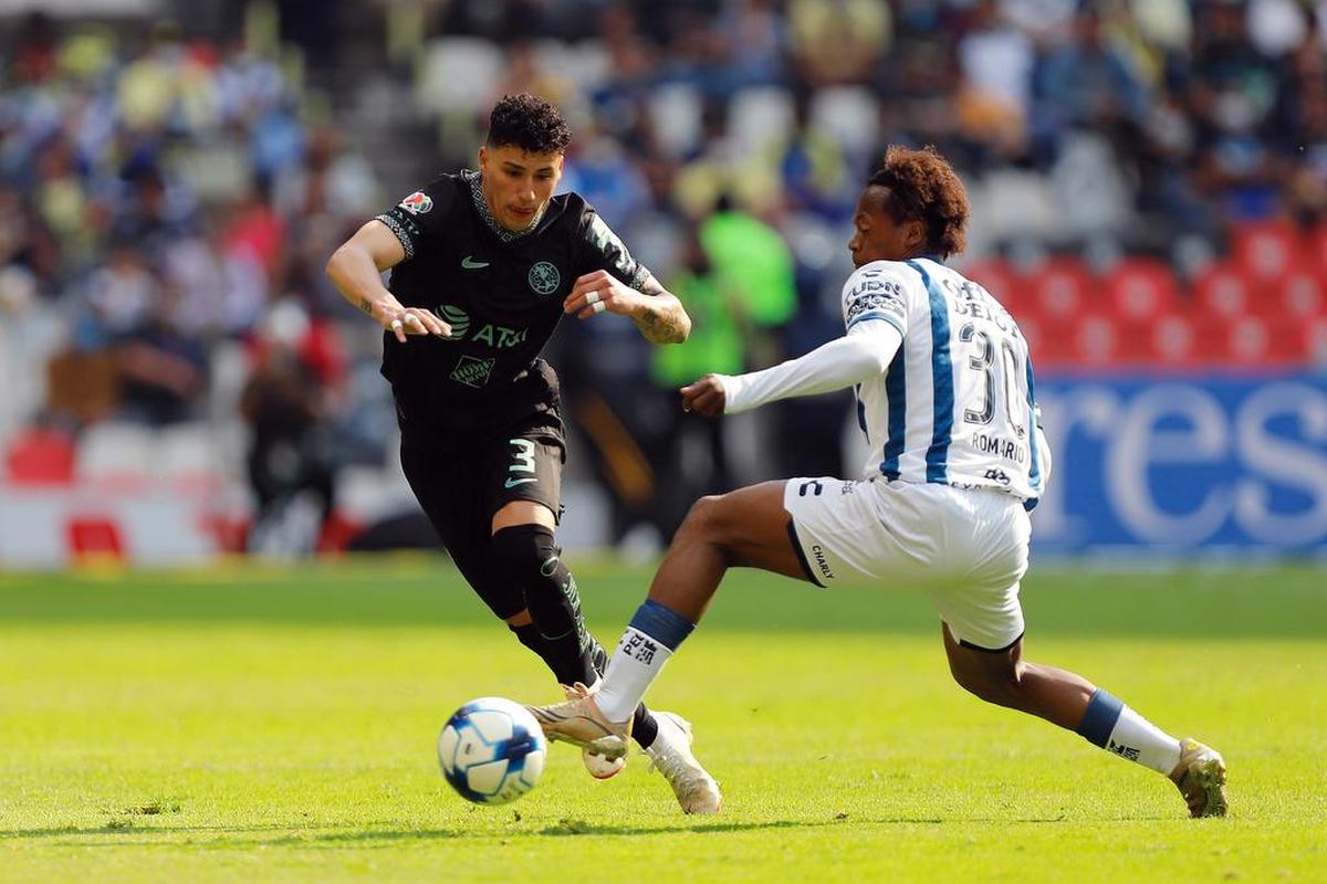 Jorge Sánchez del América disputa el balón con Romario Ibarra de Pachuca durante un juego de la jornada 6 del torneo Clausura 2022 de la Liga MX del fútbol mexicano, en el estadio Azteca.