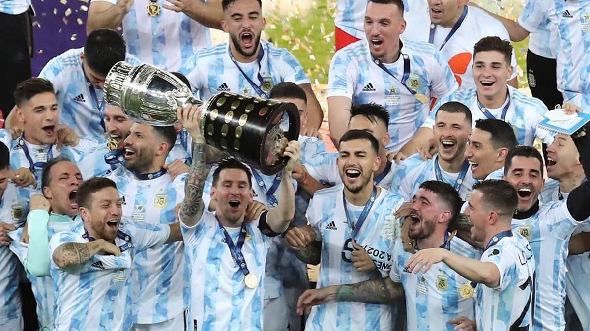  Lionel Messi y jugadores de Argentina celebran con la copa el triunfo ante Brasil hoy, en la final de la Copa América entre Argentina y Brasil en el estadio Maracana en Río de Janeiro, Brasil.