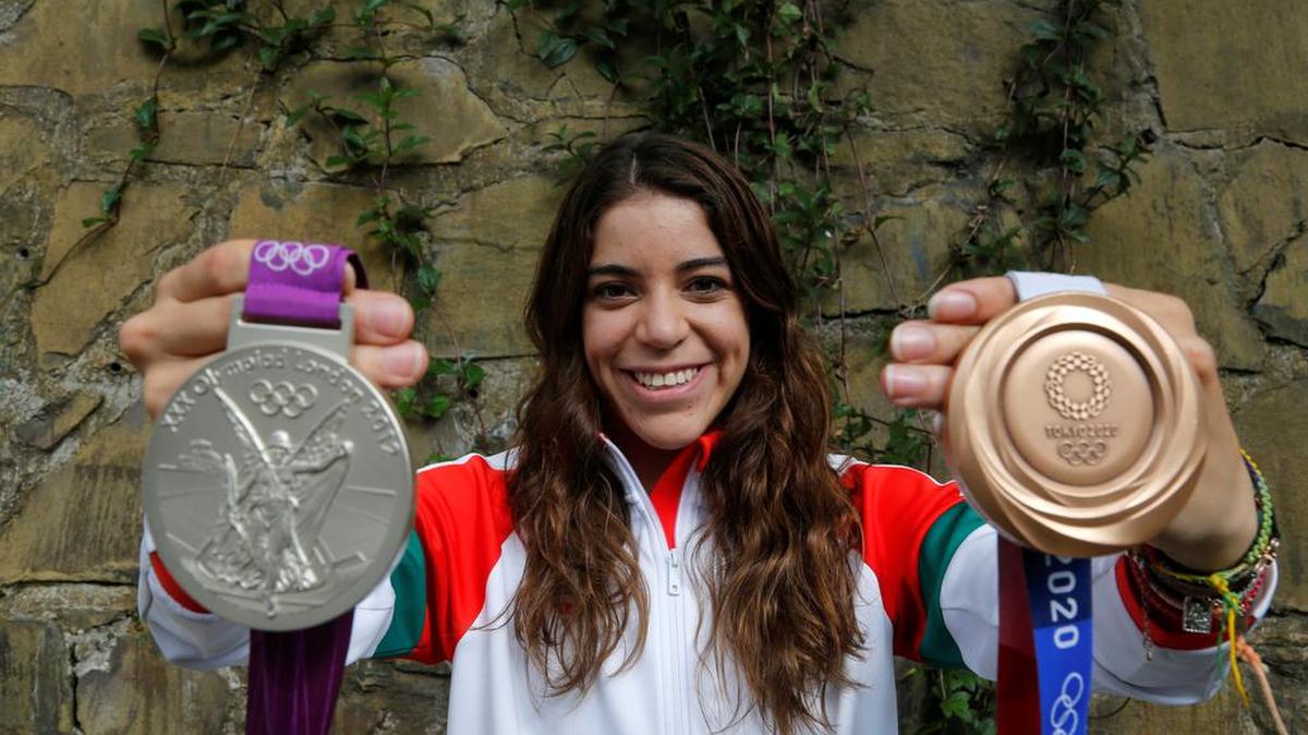 La clavadista mexicana Alejandra Orozco Loza, medalla de bronce en los Juegos Olímpicos de Tokyo 2020, posa para una fotografía hoy durante una rueda de prensa realizada en las instalaciones del Consejo Estatal del Fomento Deportivo de Jalisco (CODE) en la ciudad de Guadalajara, Jalisco.