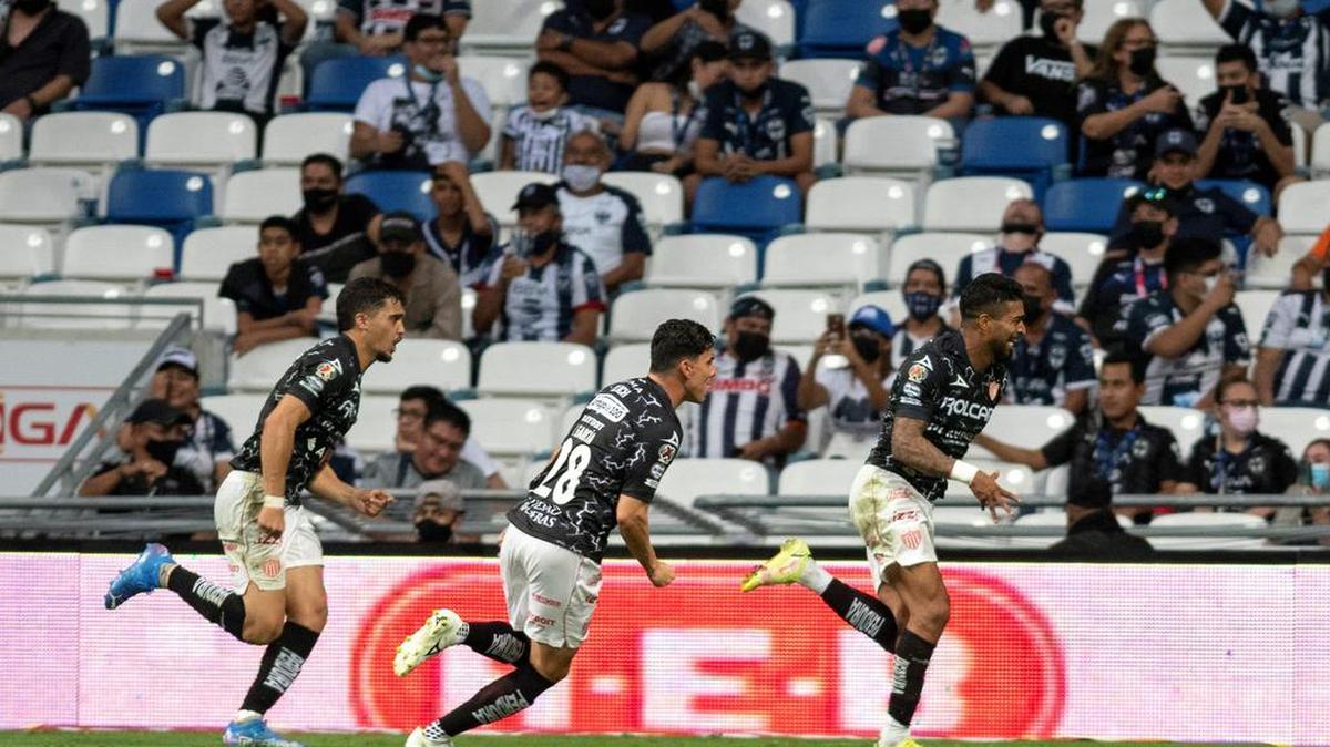 Rodrigo Aguirre (d) de Rayos de Necaxa festeja una anotación contra Rayados de Monterrey durante un partido correspondiente a la jornada 15 del Torneo apertura 2021 del fútbol mexicano, disputado en el estadio BBVA de la ciudad de Monterrey.