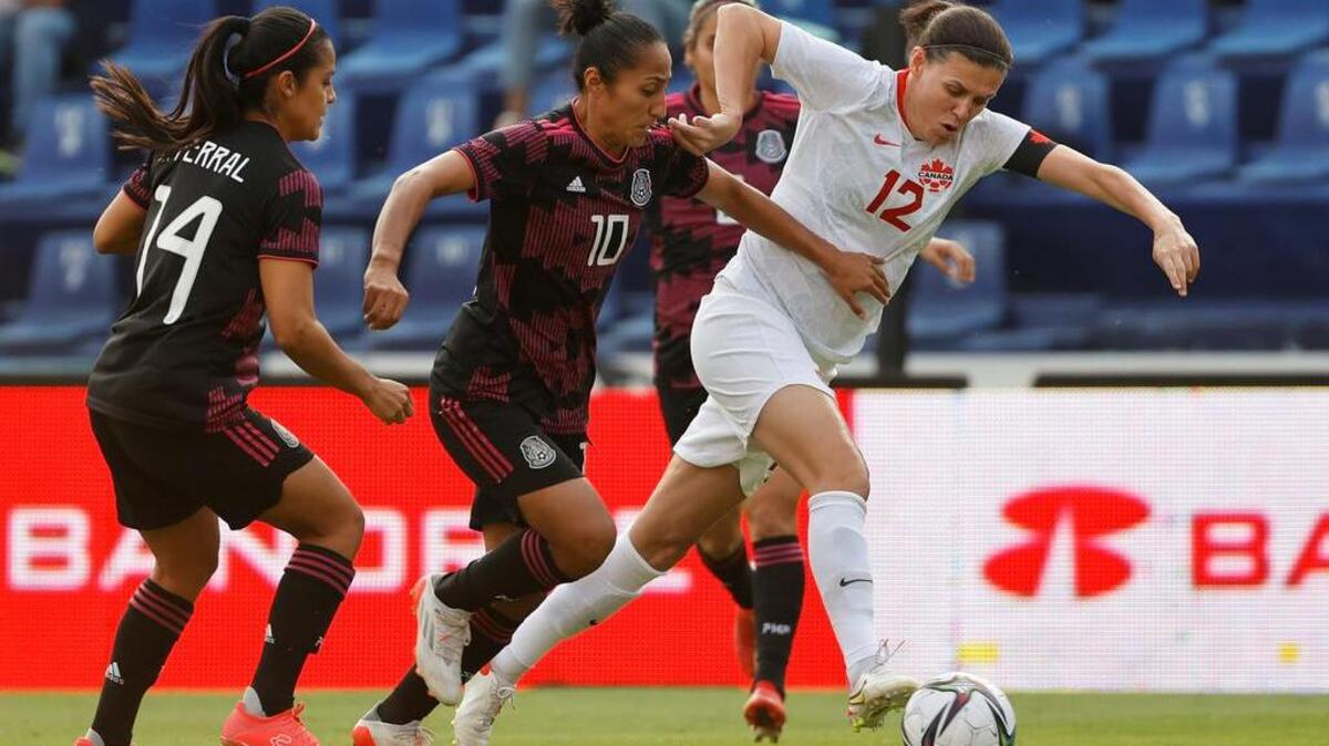 La mexicana Stephany Mayor (c) disputa el balón con Christine Sinclair (d) de Canadá durante un partido amistoso de preparación disputado en el Estadio Ciudad de los Deportes, de Ciudad de México.