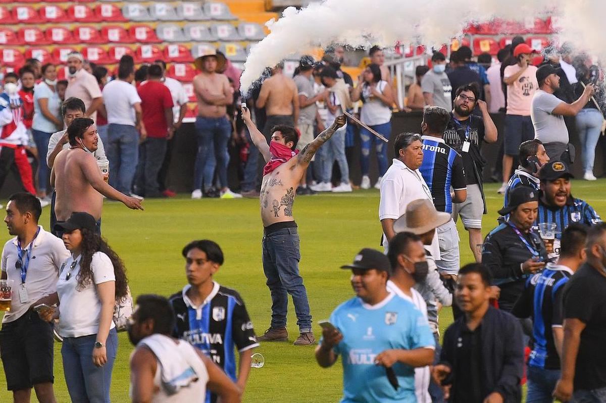 Aficionados del Querétaro y aficionados del Atlas originaron un conato de pelea que terminó invadiendo la cancha, durante un juego correspondiente a la jornada 9 del Torneo Clausura 2022 de la Liga MX del fútbol mexicano en el estadio Corregidora.