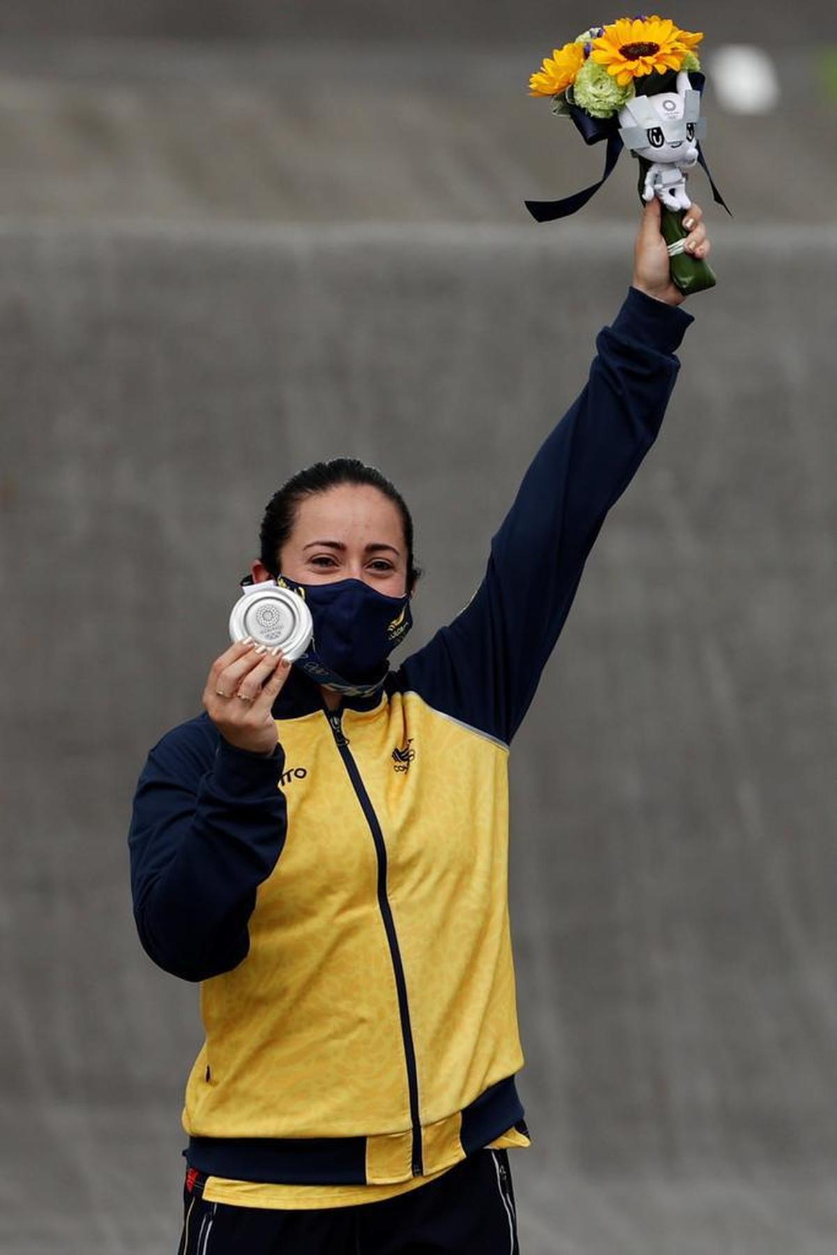 Mariana Pajón de Colombia posa con la medalla de plata femenina del BMX en los Juegos Olímpicos 2020.