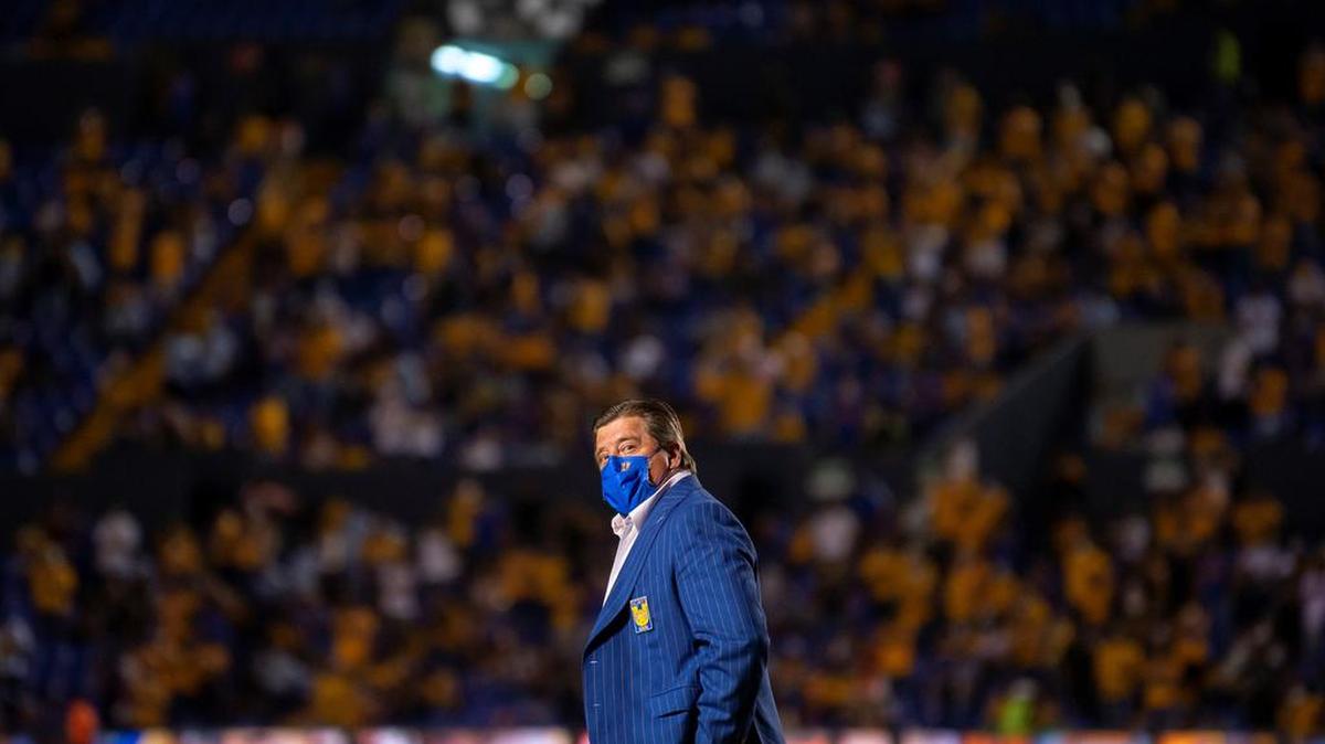 Fotografía de archivo de Miguel Herrera, entrenador de Tigres, en el estadio Universitario de la ciudad de Monterrey.