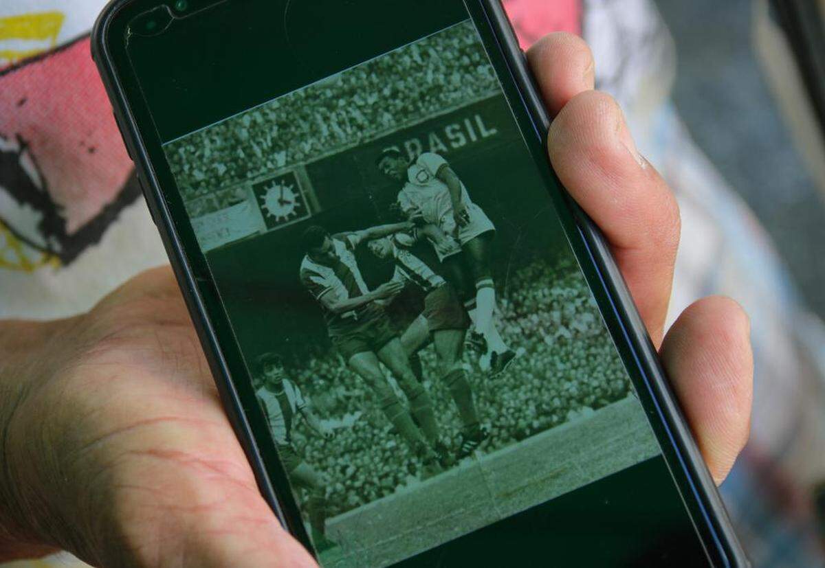 Fotografía en un celular del exfutbolista Valentín Mendoza durante un partido con Pelé.