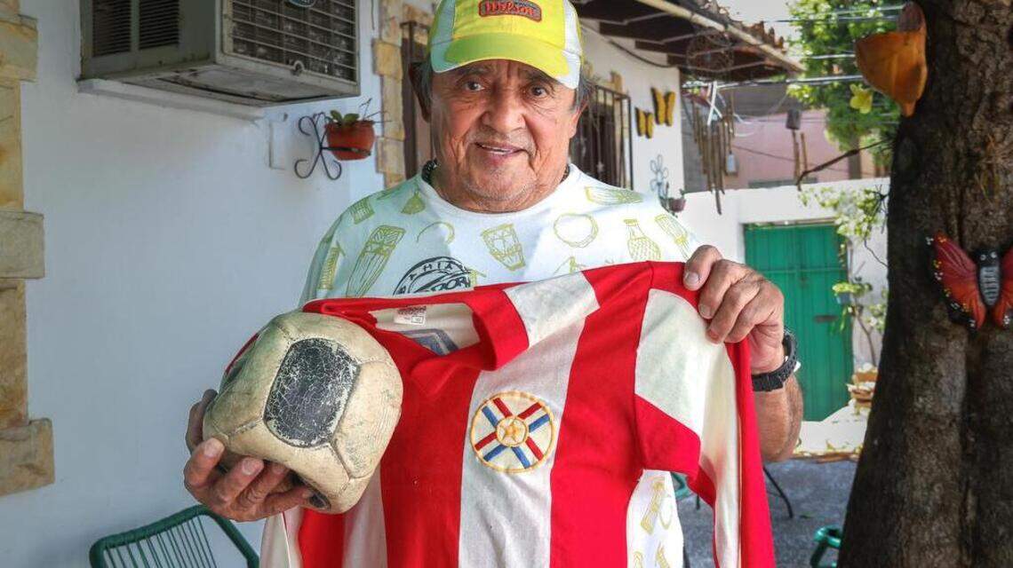 Exfutbolista paraguayo atesora balón del gol de Pelé que lo llevó a México’70