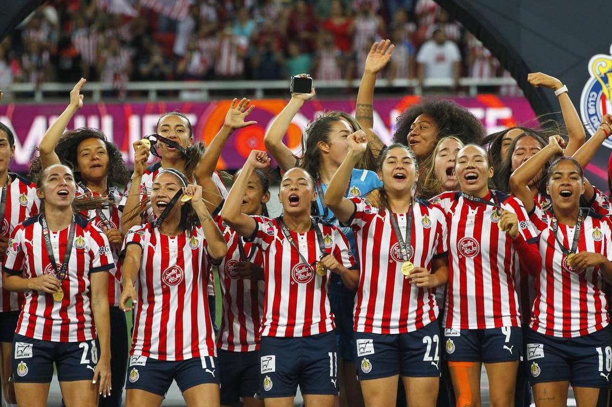 Jugadoras de Chivas celebran la victoria ante Pachuca durante el juego de la final del torneo clausura 2022 de la Liga de fútbol mexicano en el Estadio Akron, en Guadalajara, Jalisco.