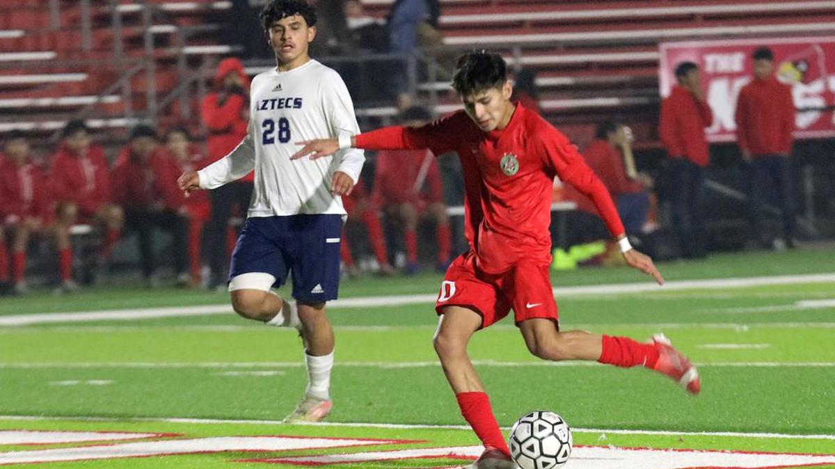 Lindsay High senior Chris Macías scored from 30 yards out in the 13th minute of play to help his team win 3-1 against Farmersville High.