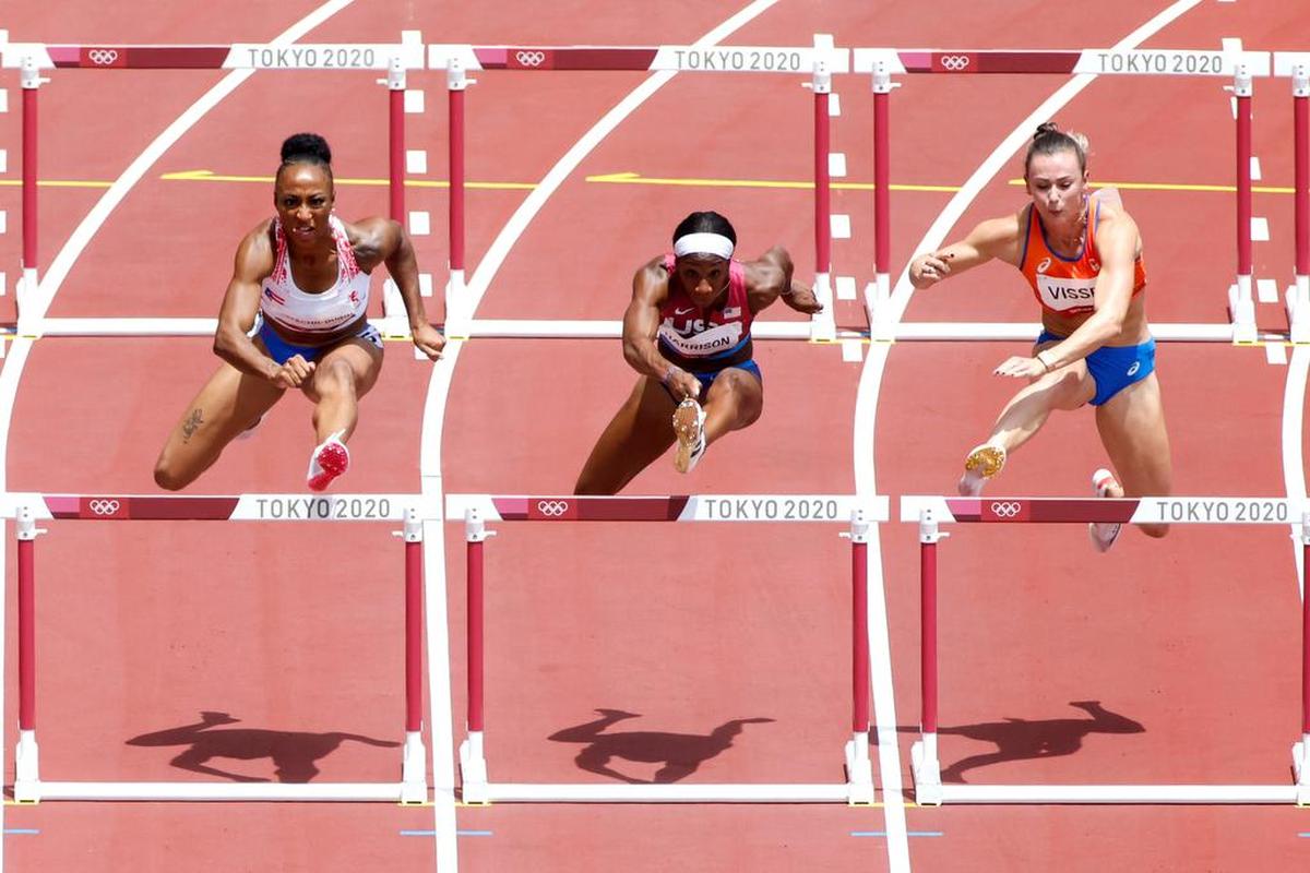 Jasmine Camacho-Quinn (izq.) de Puerto Rico gana medalla de oro en los 100m vallas femenino de atletismo por los Juegos Olímpicos 2020, este lunes en el Estadio Olímpico de Tokio.