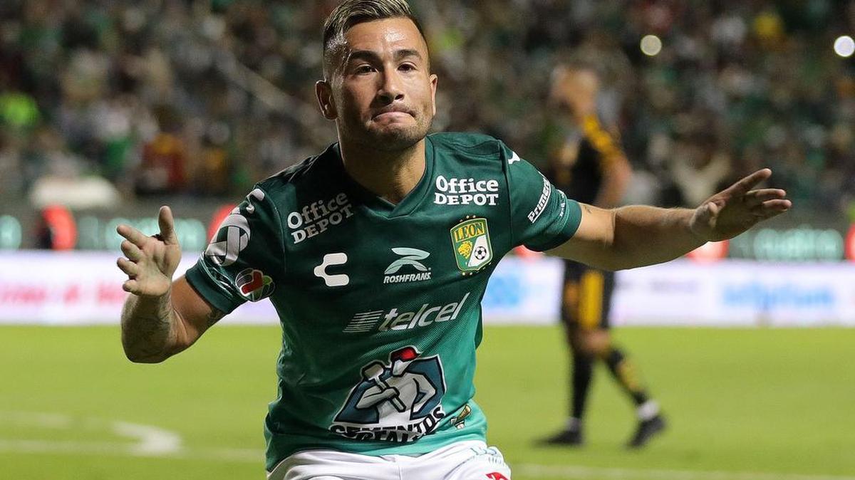 Jean Meneses del León celebra hoy una anotación de su equipo contra Tigres UANL, durante la vuelta de las semifinales del torneo Apertura 2021 de la Liga MX, en el estadio León.