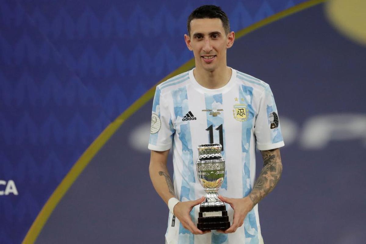 Ángel Di María de Argentina posa hoy con el trofeo al Mejor Jugador del Partido, tras la final de la Copa América contra Brasil en el estadio Maracaná de Río de Janeiro, Brasil.&nbsp;