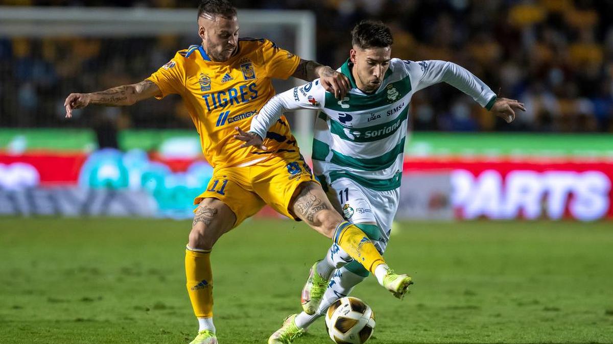 Fotografía de archivo donde aparece Nicolas Lopez (i) de Tigres.