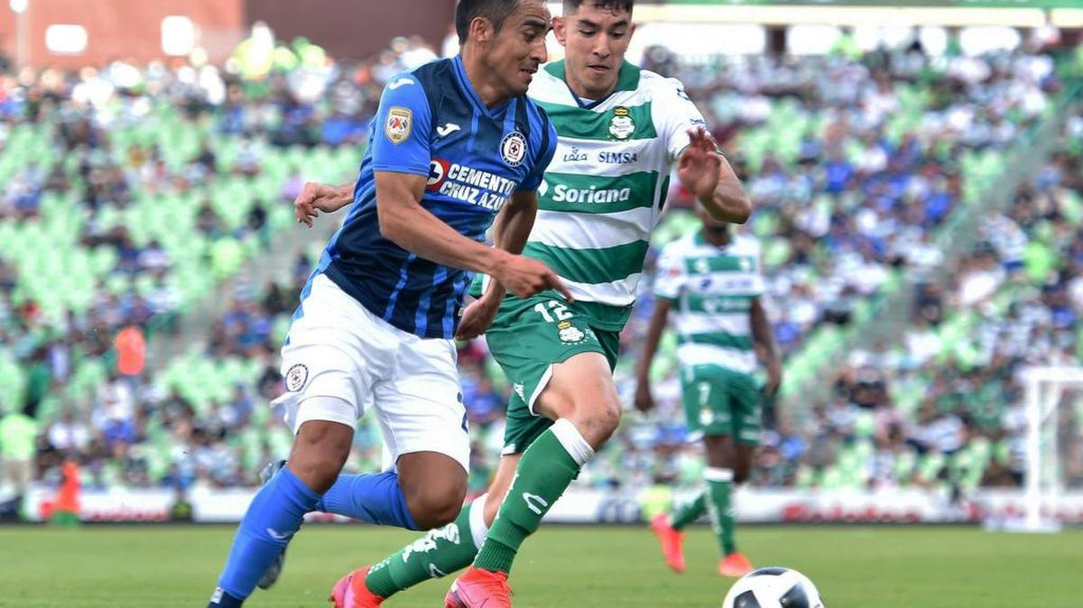 Fotografía de archivo de Rafael Baca (i) de Cruz Azul disputando el balón con Jesús Ocejo de Santos en el Estadio Corona, de la ciudad de Torreón, Coahuila.