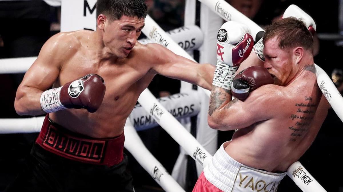El ruso Dmitry Bivol contra el mexicano Saul ‘Canelo’ Álvarez durante el combate por el título mundial superligero de la AMB a 12 asaltos en el T -Mobile Arena en Las Vegas.