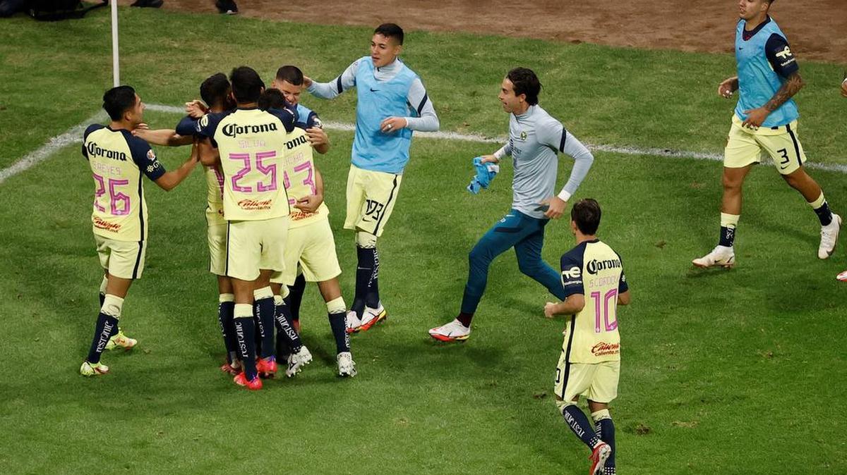 Los jugadores del Club América celebran un gol ante Tigres, durante un partido de la jornada 15 del Torneo Apertura del fútbol mexicano en el Estadio Azteca de la Ciudad de México.