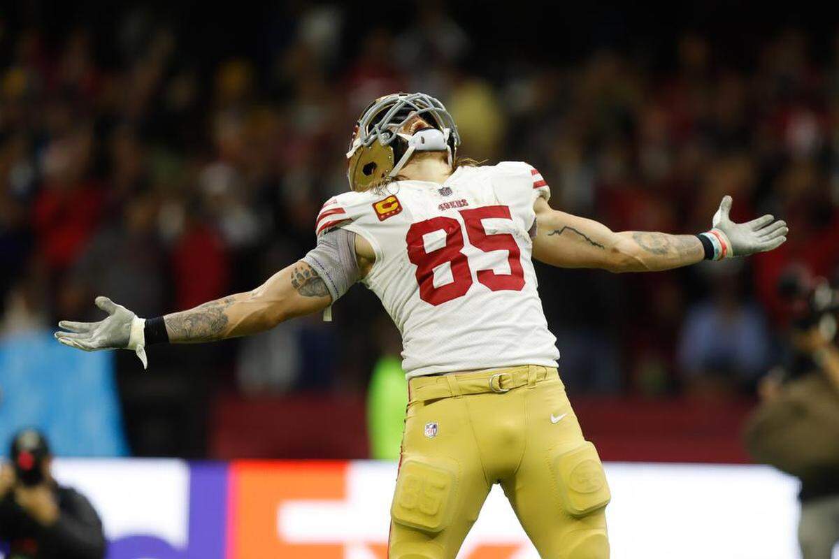 George Kittle de los San Francisco 49ers celebra hoy un touchdown contra los Arizona Cardinals, durante un juego por la semana 11 de la NFL en el Estadio Azteca en Ciudad de México.