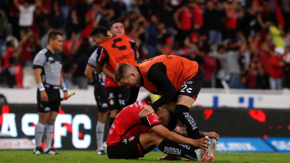Jugadores de Atlas celebran su triunfo ante Monterrey durante un partido de los cuartos de final del Torneo Apertura 2021 del fútbol mexicano, disputado en el Estadio Jalisco, en Guadalajara.