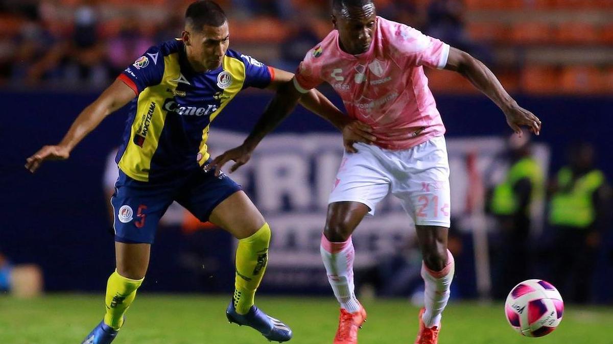 Ricardo Chávez (i) de Atlético San Luis disputa el balón con Anibal Chala de Atlas, durante un partido de la jornada 15 del Torneo Apertura 2021 de la Liga MX del fútbol mexicano, disputado en el estadio Alfonso Lastras, en San Luis Potosí.
