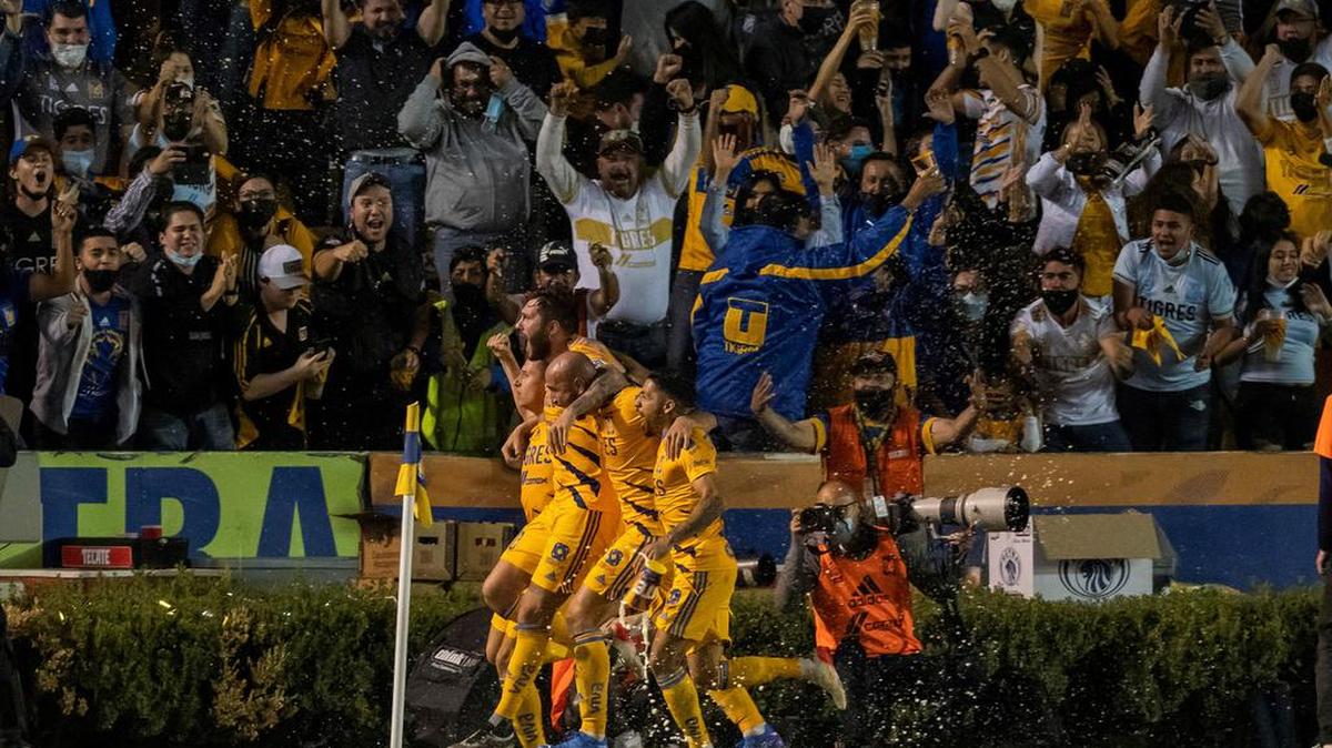 Jugadores de Tigres celebran tras anotar contra el Club León, durante el partido de ida de las semifinales del Torneo Apertura 2021, en el estadio Universitario de Monterrey.