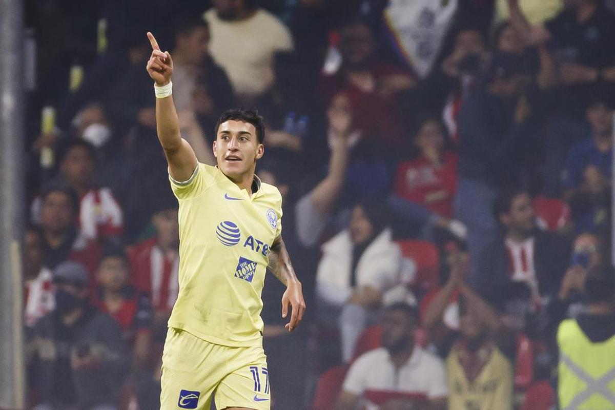 El jugador de América Alejandro Zendejas celebra una anotación ante Chivas durante un partido de la jornada 15 del Torneo Apertura del fútbol mexicano realizado en el Estadio Azteca de la Ciudad de México.