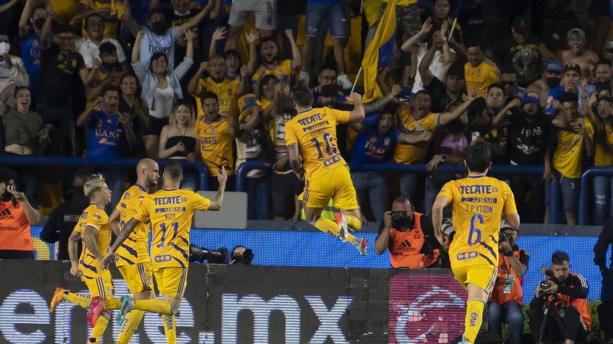 Jugadores de Tigres de UANL festejan una anotación ante Xolos de Tijuana durante un partido correspondiente a la jornada 12 del Torneo Clausura 2022 celebrado en el estadio Universitario de la ciudad de Monterrey.