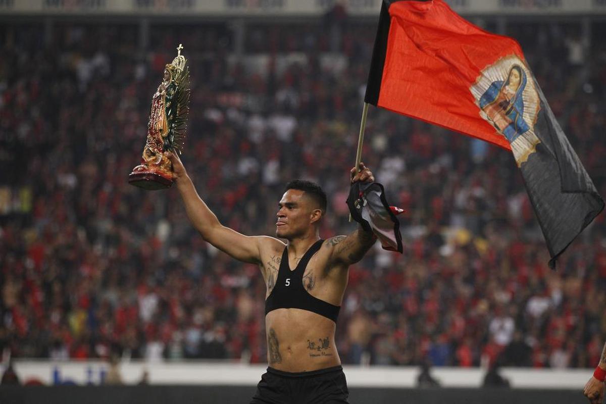 Anderson Santamaría del Atlas festeja con una imagen de la Virgen de Guadalupe, durante el partido por la final del torneo Apertura 2021 de la Liga MX entre Atlas y León.