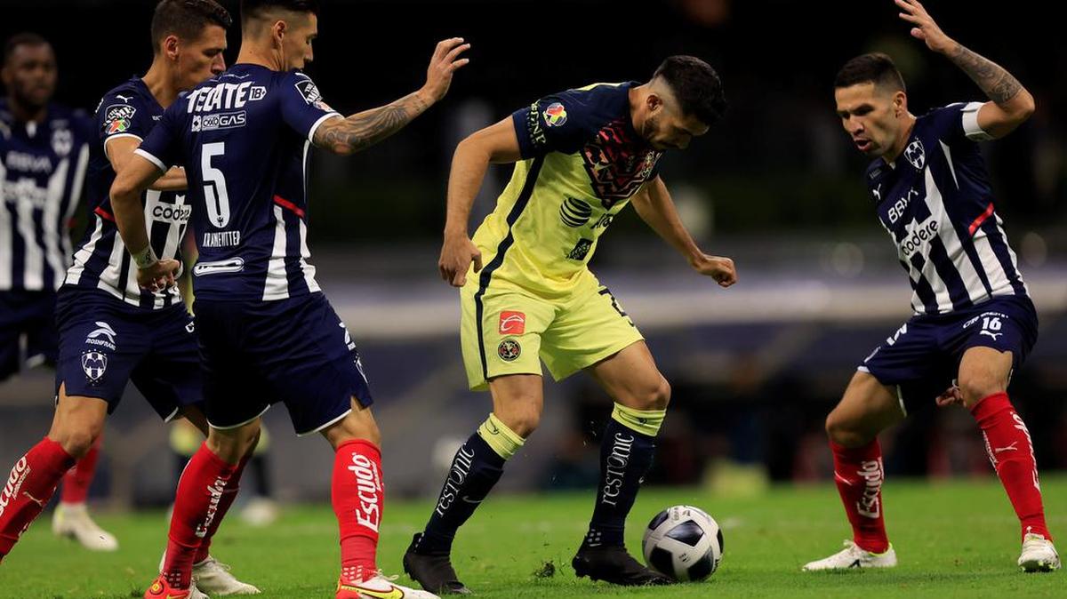 Henry Martín (c) de América disputa un balón con Claudio Kranevitter (i) y Celso Ortiz de Monterrey en un partido del Torneo Apertura del fútbol mexicano entre América y Monterrey en el estadio Azteca, en Ciudad de México.