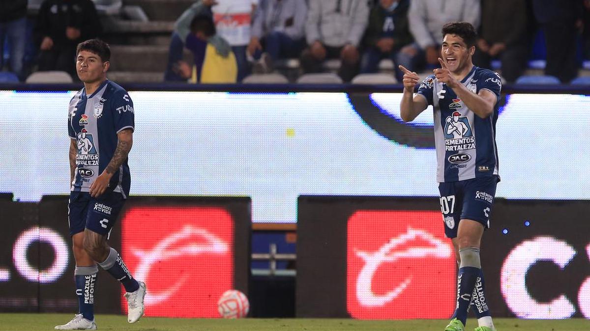 Nicolas Ibañez (d) de Pachuca festeja un gol, durante el encuentro de la jornada 14 del torneo Apertura 2022 de la Liga MX del fútbol mexicano entre Pachuca y Tijuana a celebrarse en el estadio Hidalgo de la ciudad de Pachuca.