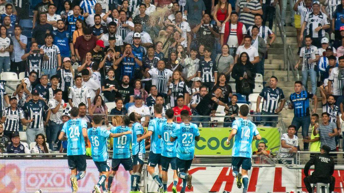 Jugadores de Pachuca fueron registrados este domingo, 23 de octubre, al celebrar un gol que le anotaron a los Rayados de Monterrey, durante el partido de vuelta de esta semifinal del Torneo Apertura 2022 del fútbol en México, en el estadio BBVA, en Monterrey.