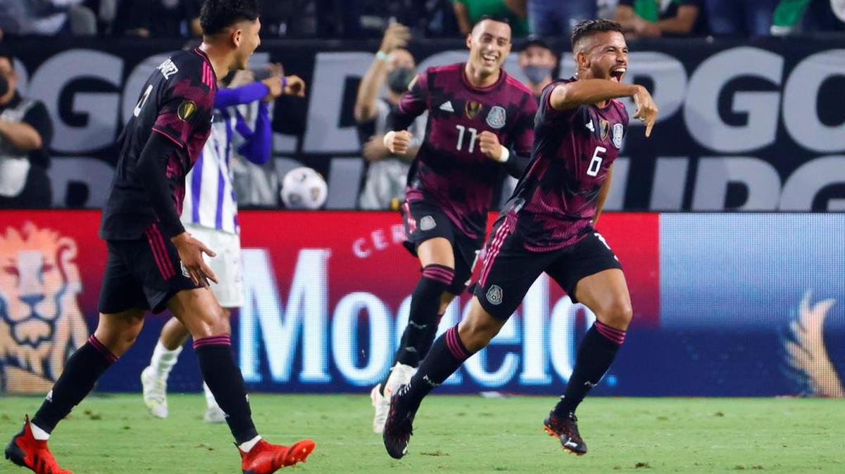 Jonathan dos Santos (d) de México celebra un gol hoy, en un partido de los cuartos de final de la Copa Oro entre las selecciones de México y Honduras en el estadio State Farm en Glendale, Arizona.