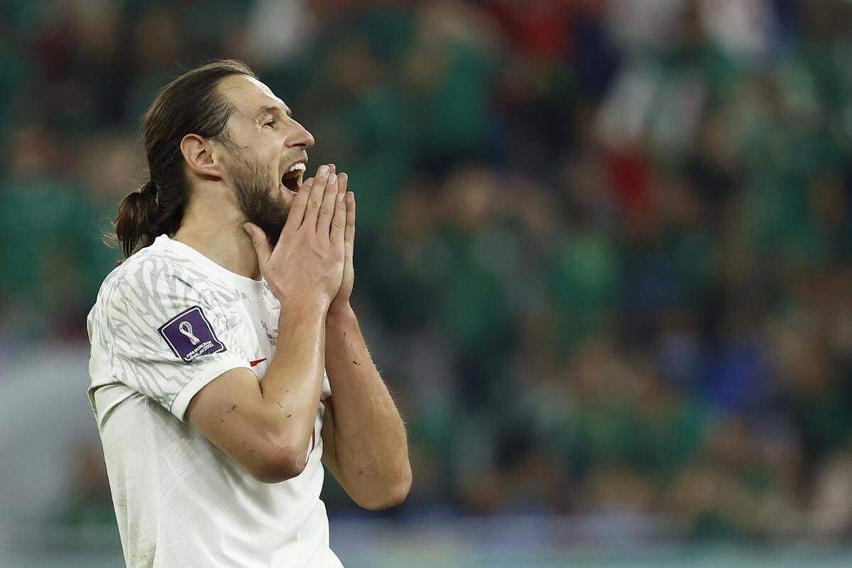 Grzegorz Krychowiak de Polonia reacciona hoy, al final de un partido de la fase de grupos del Mundial de Fútbol Qatar 2022 entre México y Polonia en el Estadio 974.
