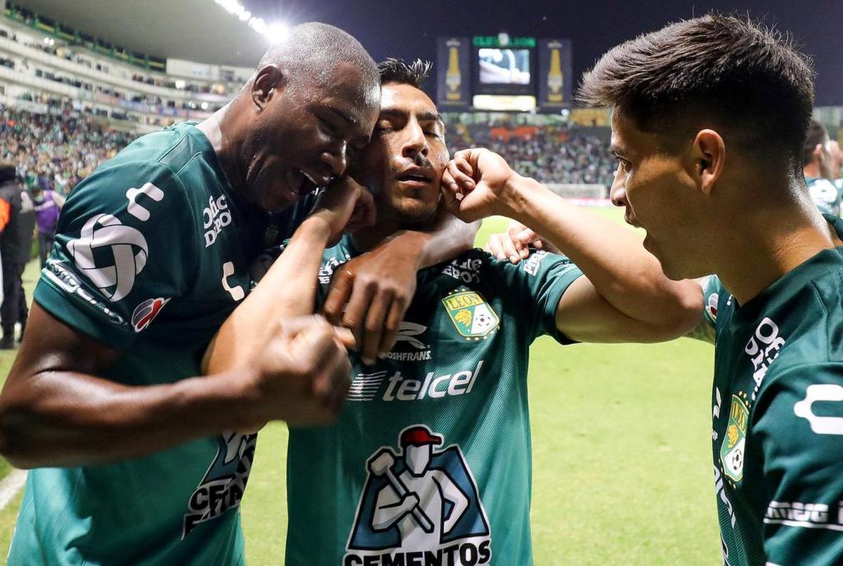 Angel Mena (c), del León, celebra con sus compañeros Andrés Mosquera (i) y Santiago Colombatto (d), un gol que le anotó al Puebla, durante el partido de vuelta de esta lleve de los cuartos de final del torneo Apertura 2021 de la Liga MX.