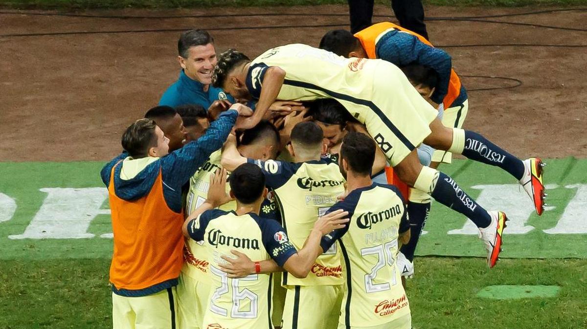 Jugadores del América fueron registrados el pasado sábado al celebrar un gol que le anotaron al Mazatlán, durante un partido de la jornada ocho del Torneo Apertura 2021 del fútbol en México, en el Estadio Azteca de la Ciudad de México.