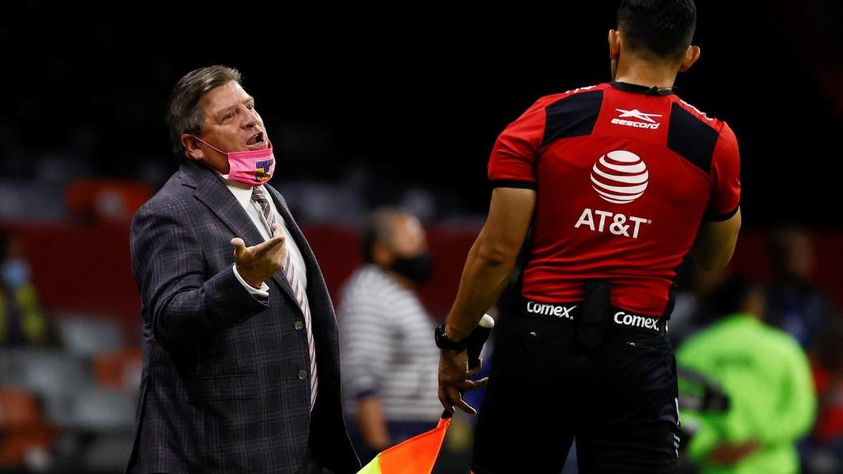 Fotografía de archivo donde aparece el entrenador de Tigres, Miguel Herrera.