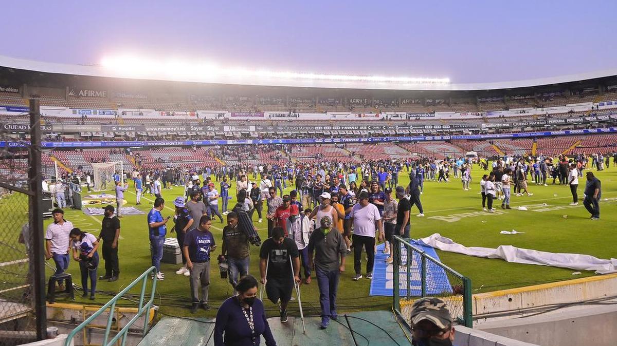 Aficionados del Querétaro y del Atlas se retiran tras un conato de pelea que terminó invadiendo la cancha, durante un juego correspondiente a la jornada 9 del Torneo Clausura 2022 de la Liga MX del fútbol mexicano.